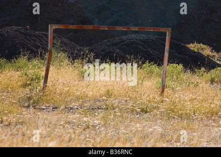 Alten ramponierten verrosteten Fußball Torpfosten im uncared für Feld Stockfoto