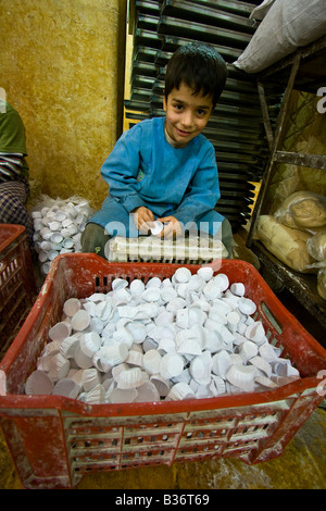 Junge Junge arbeitet in einer Bäckerei in der alten Stadt von Aleppo-Syrien Stockfoto