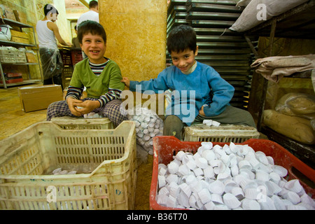 Junge Burschen, die Arbeiten in einer Bäckerei in der alten Stadt von Aleppo-Syrien Stockfoto