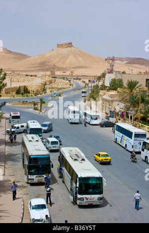 Touristenbusse vor arabischen Burg Qalaat Ibn Maan in Syrien Palmyra Stockfoto