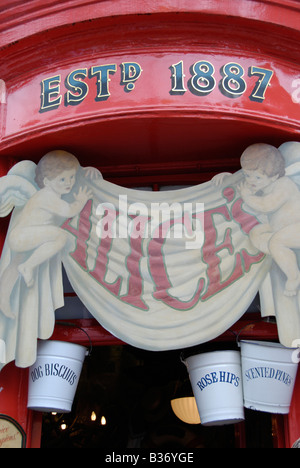 Alices Antiquitätengeschäft in Portobello Road Notting Hill London England Stockfoto