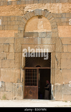 Griechische Inschrift auf die römischen Ruinen von Qasr Ibn Wardan in Syrien Stockfoto