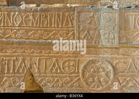 Griechische Inschrift auf die römischen Ruinen von Qasr Ibn Wardan in Syrien Stockfoto