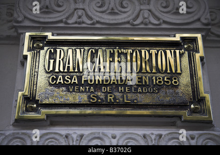 Die Messingplakette außerhalb des berühmten Tango Veranstaltungsortes, Cafe Tortoni in Buenos Aires, Argentinien. Stockfoto