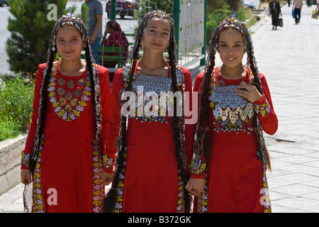 Junge turkmenische Frauen auf ihrem Weg zu einem traditionellen Auftritt in Maria Turkmenistan Stockfoto