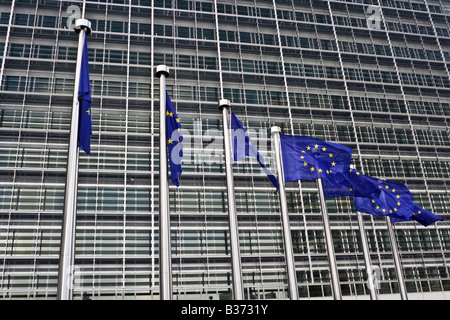 Europäische Fahnen vor dem Berlaymont-Gebäude in Brüssel, Belgien. Stockfoto