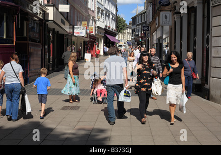 Käufer zu Fuß auf Norwich ist London Street Fußgängerzone, an einem Sommertag. Stockfoto