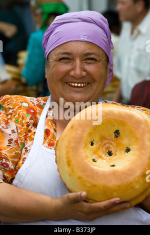 Usbekische Frau verkaufen Brot auf dem Siab-Markt in Samarkand, Usbekistan Stockfoto