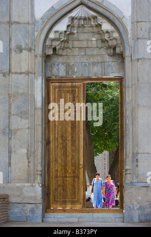 Eingang zum Bibi-Khanym Moschee in Samarkand, Usbekistan Stockfoto