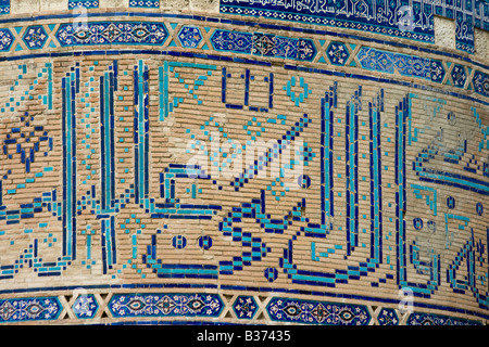 Arabische Kalligraphie auf eines der Hof Kuppeln an Bibi-Khanym Moschee in Samarkand, Usbekistan Stockfoto