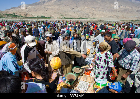 Afghanische Verkäufern und Tajikistan Käufern am Tadschikistan Afghanistan Grenzübergang Markt in der Nähe von Ishkashim Tadschikistan Stockfoto