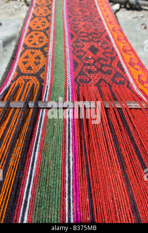 Handgeknüpfte Teppiche weben, für ihre Jurte in Jalang Dorf in den Pamir in Tadschikistan Stockfoto