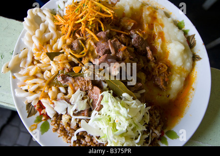 Gulasch serviert auf dem Basar in Osch, Kirgisistan Stockfoto