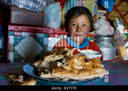 Junge kirgisische Mädchen in einer Jurte auf Song-Kul-See in Kirgisistan Stockfoto