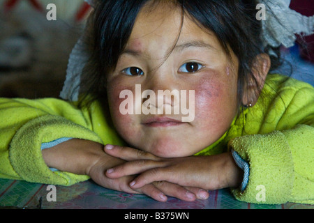 Süße junge kirgisische Mädchen in einer Jurte auf Song-Kul-See in Kirgisistan Stockfoto