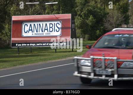 Regierung anti-Drogen-Kampagne Plakate entlang einer Autobahn in Victoria Australien Stockfoto