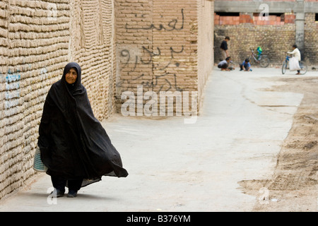 Ältere Muslimin Wandern in Kerman, Iran Stockfoto