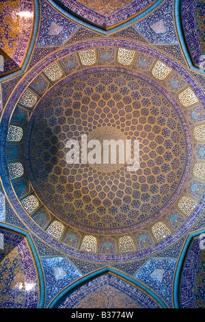 Reich verzierte Kuppel innerhalb Sheikh Lotfollah-Moschee in Esfahan Iran Stockfoto