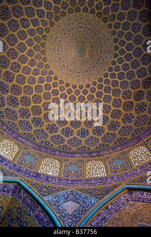 Reich verzierte Kuppel innerhalb Sheikh Lotfollah-Moschee in Esfahan Iran Stockfoto