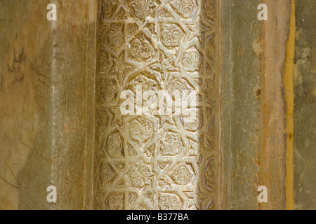 Geschnitzte Marmorsäule im Inneren des Jameh Moschee oder Freitagsmoschee in Esfahan Iran Stockfoto