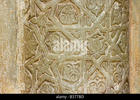 Geschnitzte Marmorsäule im Inneren des Jameh Moschee oder Freitagsmoschee in Esfahan Iran Stockfoto