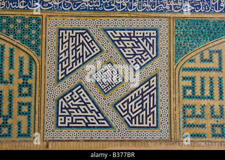 Reich verzierte Kalligraphie Dekoration im Inneren der Jameh Moschee oder Freitagsmoschee in Esfahan Iran Stockfoto