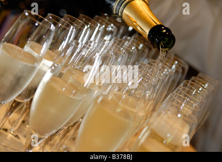 Gläser gefüllt mit Champagner zum anstoßen, auf eine Sommer-Hochzeit im Vereinigten Königreich. Stockfoto