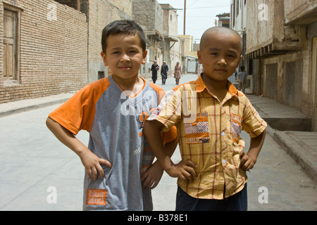 Uyghur Boys in den Straßen der alten Kashgar in Xinjiang Provinz China Stockfoto