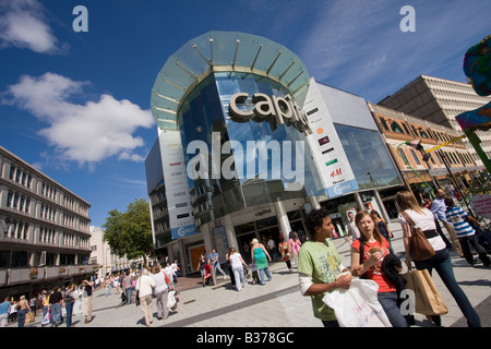 Käufer zu Fuß außerhalb der Capitol Center Queen Street Cardiff Stockfoto