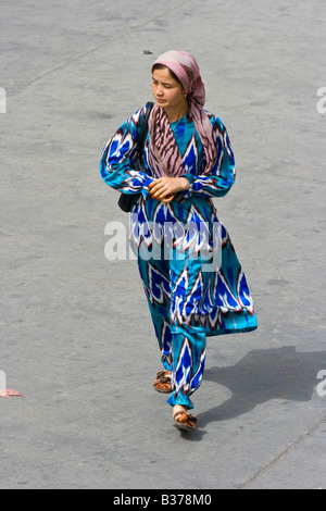 Junge Uyghur-Frau trägt einen traditionellen Seidenkleid in alten Kashgar in Xinjiang Provinz China Stockfoto