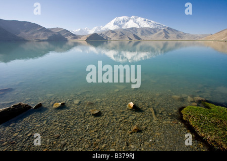 Berglandschaft bei Kara-Kul-See auf dem Karakorum Highway in Xinjiang Provinz China Stockfoto