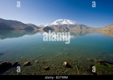 Berglandschaft bei Kara-Kul-See auf dem Karakorum Highway in Xinjiang Provinz China Stockfoto