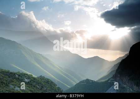 Sonnenstrahlen über Berg Stockfoto