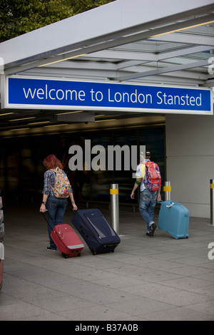 Zwei Passagiere am Flughafen London Stansted in Essex UK betrieben von BAA der British Airport Authority Stockfoto