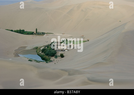 Crecent-Mond-See in Singing Sands Berg Sand Dunes in Dunhuang China Stockfoto