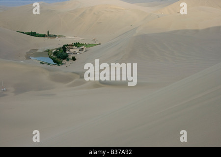 Crecent-Mond-See in Singing Sands Berg Sand Dunes in Dunhuang China Stockfoto