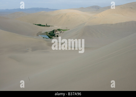 Crecent-Mond-See in Singing Sands Berg Sand Dunes in Dunhuang China Stockfoto