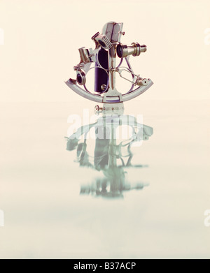 2 aus einer Reihe von 6 nautischen Themen Bilder. Dies ist ein farbiges Bild im Hochformat der Sextant in water3 Stockfoto