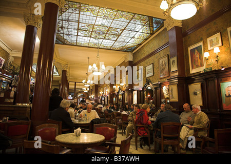 Innenansicht des berühmten Tango Veranstaltungsortes, Cafe Tortoni in Buenos Aires, Argentinien. Stockfoto