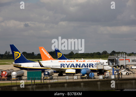 Ryanair und Easyjet Flugzeug vor ihren Toren am Flughafen London Stansted in Essex UK betrieben von BAA der British Airport Authority Stockfoto