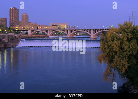 THIRD AVENUE BRIDGE UND ST.-ANTHONY-FÄLLE AUF DEM MISSISSIPPI. MINNEAPOLIS, MINNESOTA. FALLEN SIE AM ABEND. Stockfoto