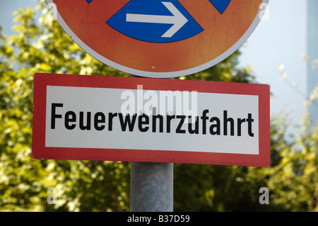 Deutschland Bayern München ein Straßenschild Feuerwehrzufahrt