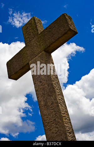 Großen Stein christliches Kreuz gegen blauen Himmel in Frankreich Europa Stockfoto