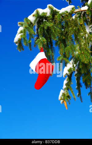 Santa Claus Weihnachten Boot für Geschenke außerhalb in einer verschneiten Landschaft Stockfoto