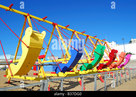 Bunte Shuggie Boote am Strand, Ramsgate Main Sands, Ramsgate, Isle Of Thanet in Kent, England, Vereinigtes Königreich Stockfoto