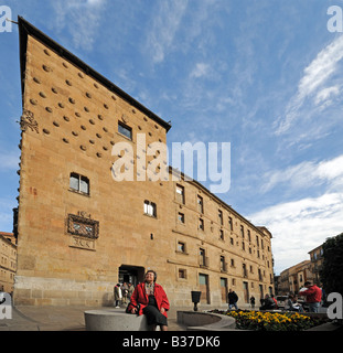 Dame vor das Haus der Muscheln Casa de Las Conchas Salamanca Spanien Stockfoto