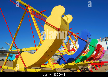 Bunte Shuggie Boote am Strand, Ramsgate Main Sands, Ramsgate, Isle Of Thanet in Kent, England, Vereinigtes Königreich Stockfoto