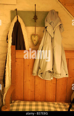 Mäntel und Schal Pflöcke in ländlichen Heimat hängen Stockfoto