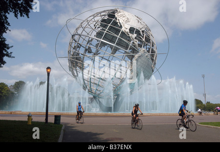 Radfahrer umrunden die Unisphere in Flushing Meadows Park während der Tour-De-Königinnen. Stockfoto