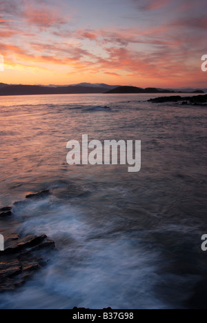 Firth of Lorn und Isle of Mull bei Sonnenuntergang gesehen von Easdale, Schiefer Isles, Argyll, Schottland, Großbritannien. Stockfoto